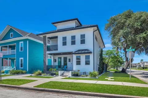 2401 33rd St, Galveston, TX 77550