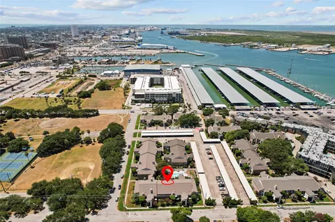 7063 N Holiday Dr, Galveston, TX 77550
