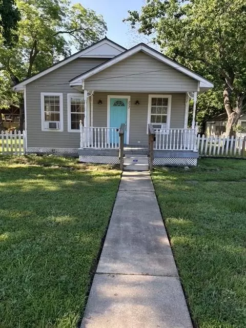 732 4th St, Sealy, TX 77474