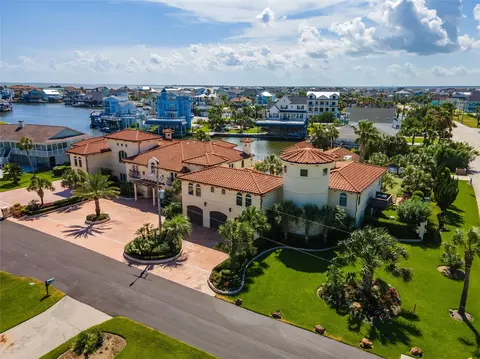 215 Sampan Dr, Galveston, TX 77554