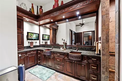 Bath - 7715 Firethorne Creek Ct, Spring, TX 77389 photo 2 of 9