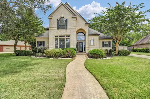 208 River Oaks Dr, Lake Jackson, TX 77566