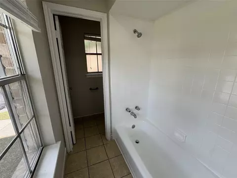 Bath - 6630 Sumner Isle Ct, Spring, TX 77379 photo 3 of 5
