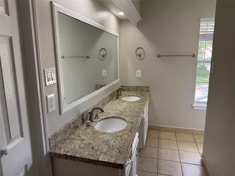 Bath - 6630 Sumner Isle Ct, Spring, TX 77379 photo 2 of 5