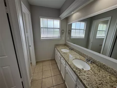 Bath - 6630 Sumner Isle Ct, Spring, TX 77379 photo 4 of 5