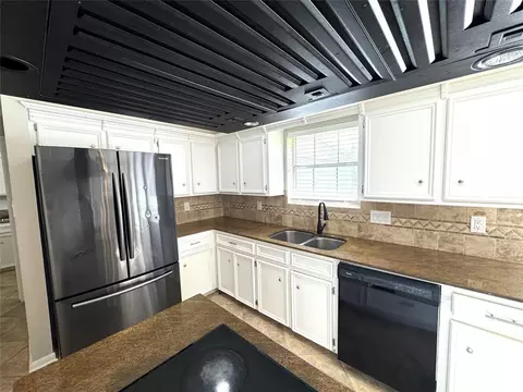Kitchen - 6630 Sumner Isle Ct, Spring, TX 77379 photo 3 of 4