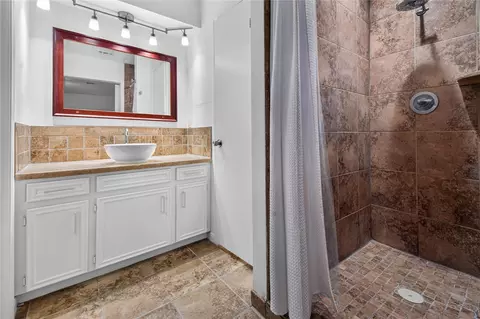 Bath - 25223 Lynbriar Ln, Spring, TX 77373 photo 1 of 2