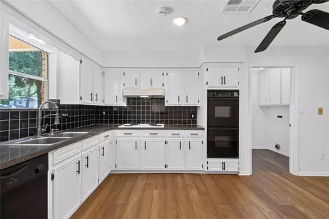 Kitchen - 25223 Lynbriar Ln, Spring, TX 77373 photo 3 of 4