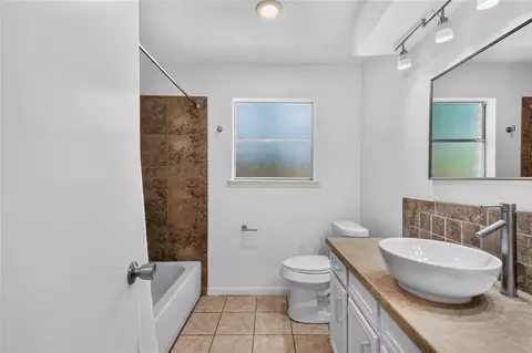 Bath - 25223 Lynbriar Ln, Spring, TX 77373 photo 2 of 2