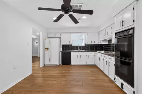 Kitchen - 25223 Lynbriar Ln, Spring, TX 77373 photo 2 of 4