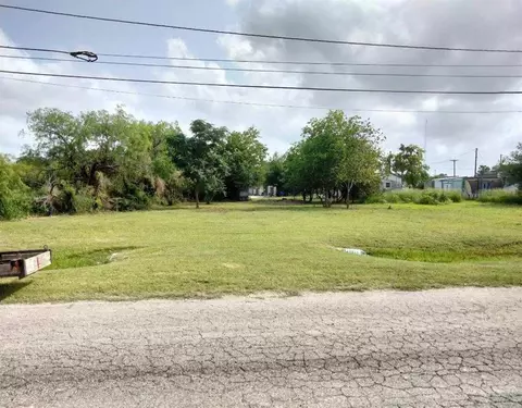 610 E King St, Refugio, TX 78377 photo 1