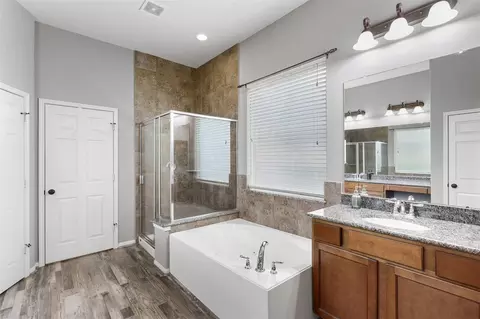 Bath - 2902 Red Maple Dr, Katy, TX 77494 photo 2 of 5
