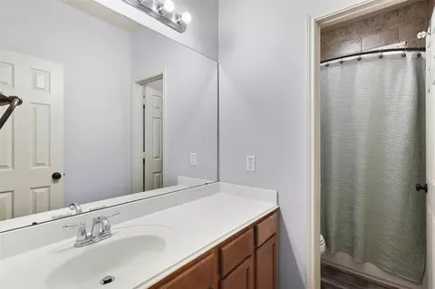 Bath - 2902 Red Maple Dr, Katy, TX 77494 photo 4 of 5