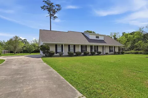 3513 E Bayou Dr, La Porte, TX 77571