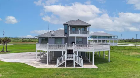 816 Pinata Dr, Crystal Beach, TX 77650