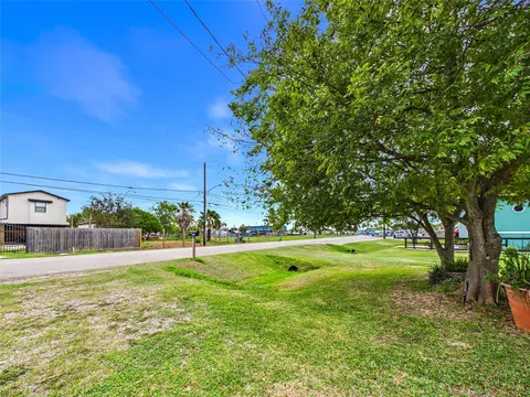 808 15th St, Dickinson, TX 77539