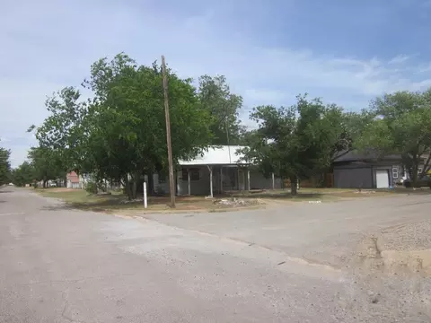 401 Avenue F SE, Childress, TX 79201