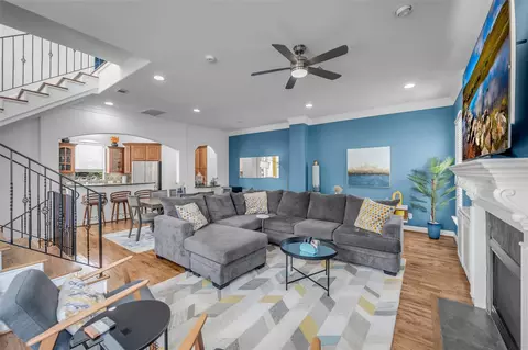 Living - 5501 Petty St, Houston, TX 77007 photo 2 of 4