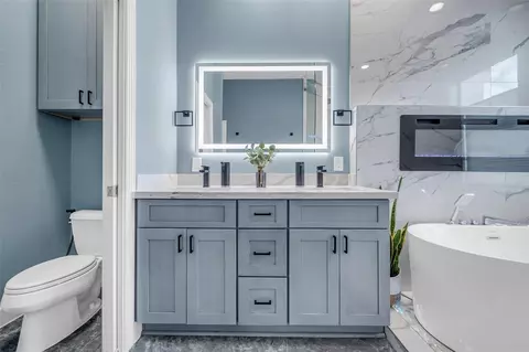 Bath - 5501 Petty St, Houston, TX 77007 photo 4 of 6