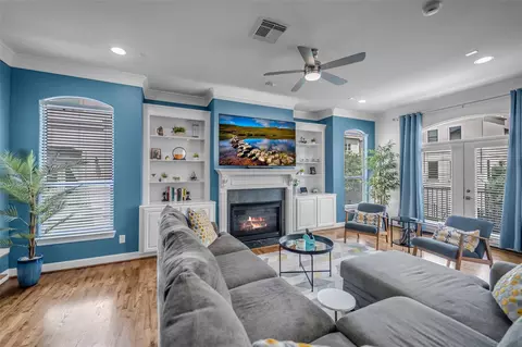 Living - 5501 Petty St, Houston, TX 77007 photo 4 of 4