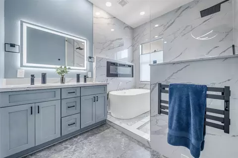 Bath - 5501 Petty St, Houston, TX 77007 photo 3 of 6