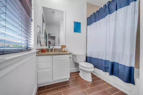 Bath - 5501 Petty St, Houston, TX 77007 photo 2 of 6