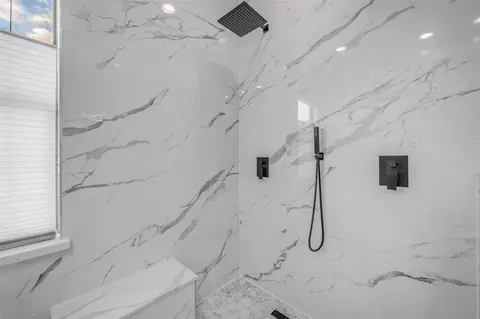 Bath - 5501 Petty St, Houston, TX 77007 photo 6 of 6