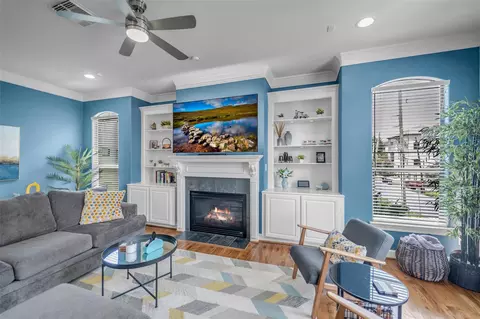 Living - 5501 Petty St, Houston, TX 77007 photo 3 of 4