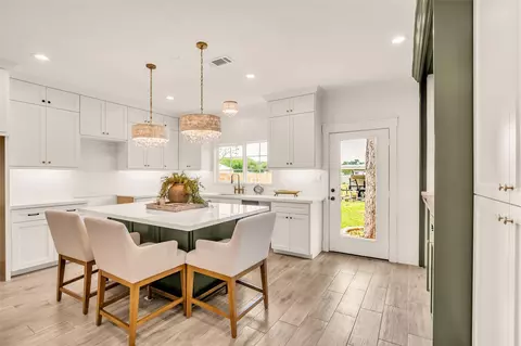 407 Harris Rd, Highlands, TX 77562