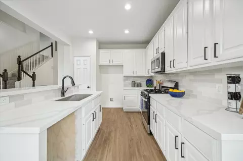 Kitchen - 25403 Myrtle Spgs, Spring, TX 77373 photo 2 of 2