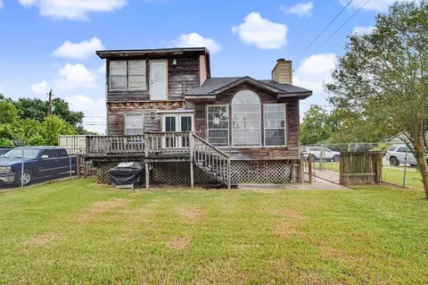 423 S 4th St, La Porte, TX 77571