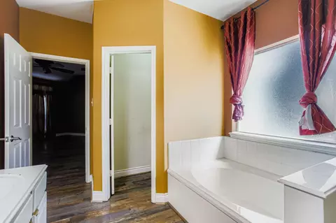 Bath - 727 Pine Thicket Ct, Spring, TX 77373 photo 2 of 4