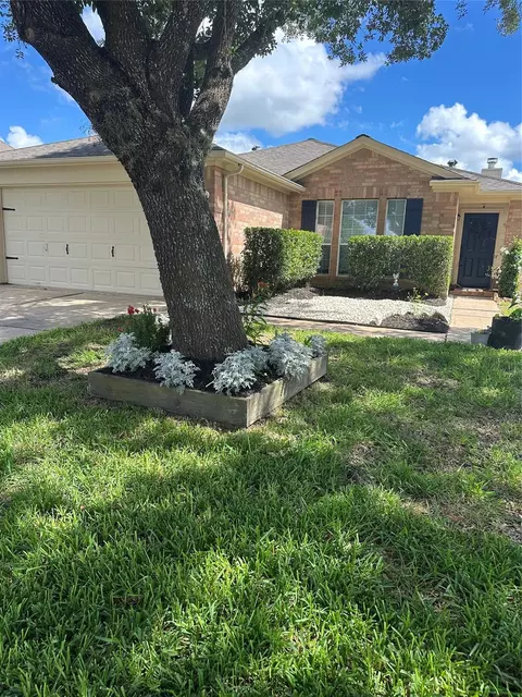 2211 Beacon Light Ln, Fresno, TX 77545