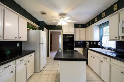 Kitchen - 17815 Comoro Ln, Spring, TX 77379 photo 2 of 4