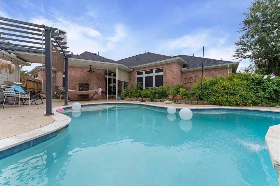 Exterior - 1100 Rippling Springs Ln, League City, TX 77573 photo 4 of 7