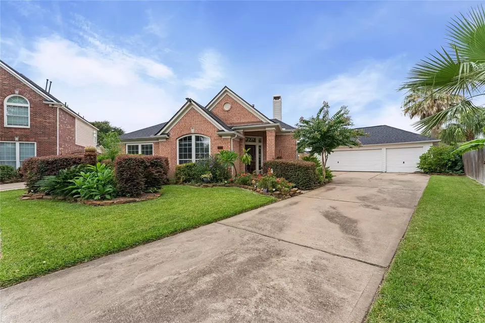 Exterior - 1100 Rippling Springs Ln, League City, TX 77573 photo 2 of 7
