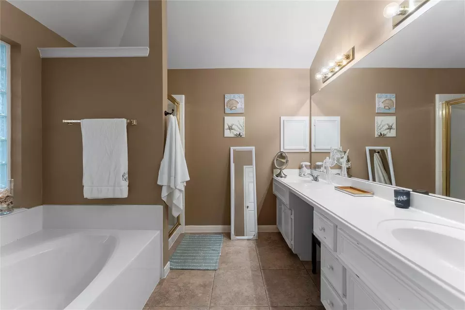 Bath - 1100 Rippling Springs Ln, League City, TX 77573 photo 4 of 5