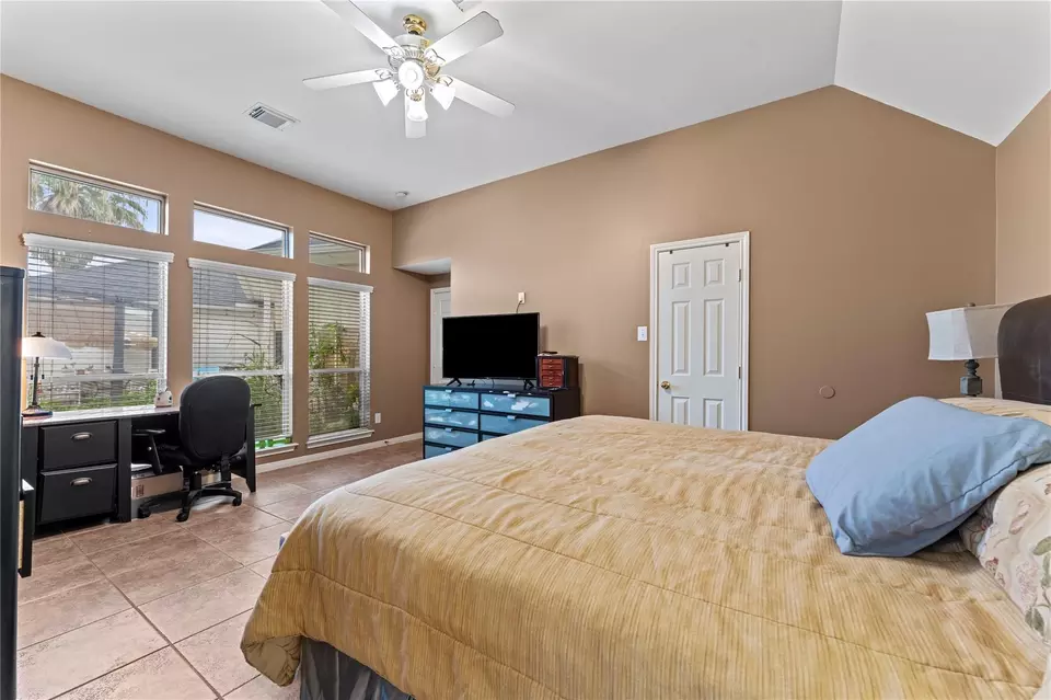 Bedroom - 1100 Rippling Springs Ln, League City, TX 77573 photo 1 of 2