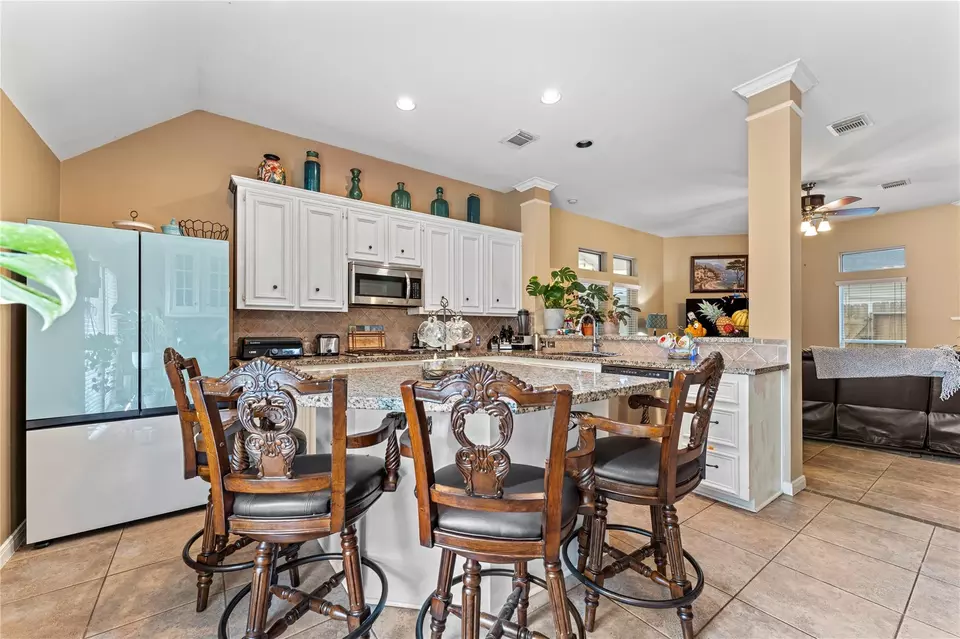 Kitchen - 1100 Rippling Springs Ln, League City, TX 77573 photo 4 of 5