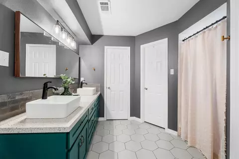 Bath - 4026 Oxhill Rd, Spring, TX 77388 photo 2 of 4