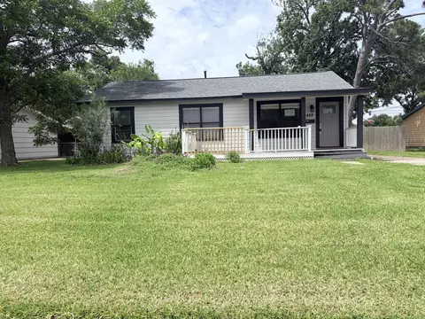 428 Azalea St, Lake Jackson, TX 77566