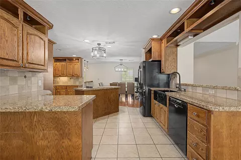 Kitchen - 16558 Green Meadow Loop, Willis, TX 77318 photo 3 of 6