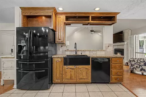 Kitchen - 16558 Green Meadow Loop, Willis, TX 77318 photo 4 of 6