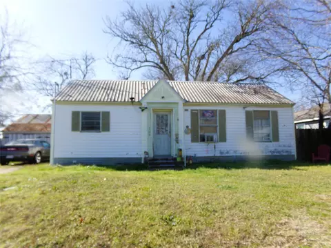 308 East South St, Weimar, TX 78962