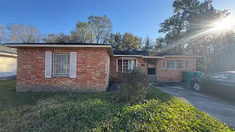 1913 Lincoln Dr, Orange, TX 77630