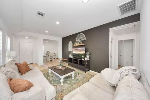 8611 River Crest Dr, Baytown, TX 77521