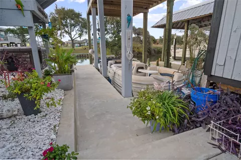 1129 Prides Ln, Crystal Beach, TX 77650