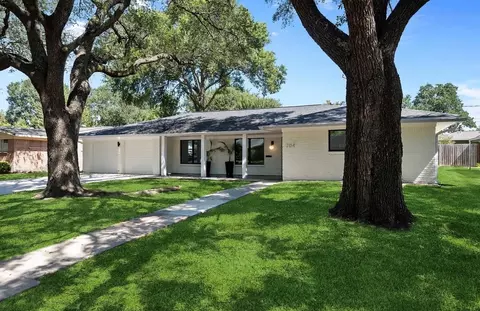 704 Fleetwood St, Baytown, TX 77520