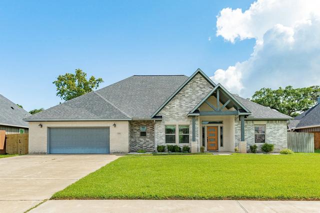 216 Creekside Ln, Lake Jackson, TX 77566