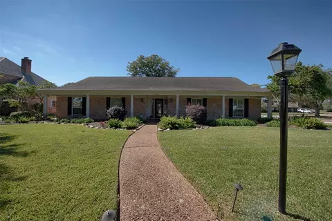 18502 Vinland Dr, Nassau Bay, TX 77058